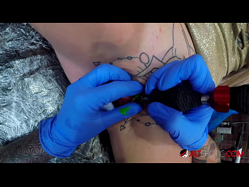 ❤️ La bomba Sully Savage, molt tatuada, es va tatuar al clítoris ❤ Porno a nosaltres ca.eviewporn.ru ﹏